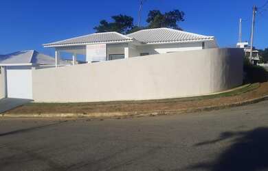 Imagem: A casa possui 2 Dormitórios, 2 Banheiros, 2 Vagas na garagem