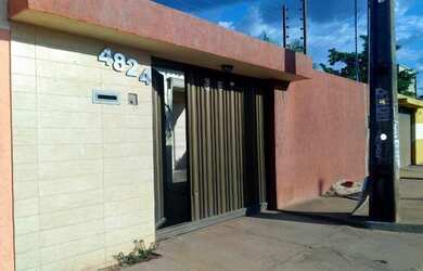 Imagem: A casa possui 3 Dormitórios, 1 Banheiro, 2 Vagas na garagem