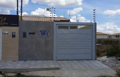 Imagem: A casa possui 3 Dormitórios, 2 Banheiros, 2 Vagas na garagem