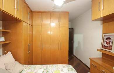 Imagem: A casa possui 4 Dormitórios, 3 Banheiros, 3 Vagas na garagem