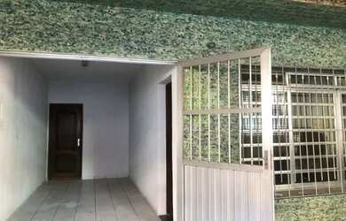 Imagem: A casa possui 4 Dormitórios, 2 Banheiros, 2 Vagas na garagem