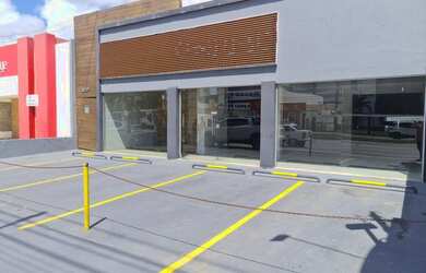 Imagem: O depósito possui 4 Vagas na garagem, 370m² de Área e está