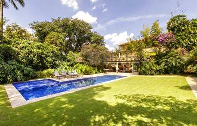 Imagem: A casa possui 4 Dormitórios, 5 Banheiros, 5 Vagas na garagem