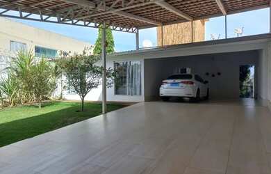 Imagem: A casa possui 4 Dormitórios, 5 Banheiros, 4 Vagas na garagem