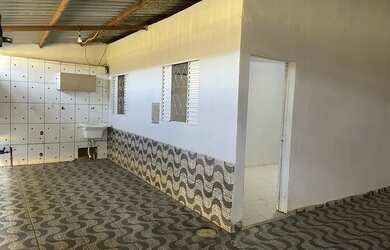 Imagem: A casa possui 1 Dormitório, 1 Banheiro, 1 Vaga na garagem