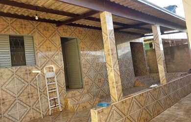 Imagem: A casa possui 2 Dormitórios, 1 Banheiro, 2 Vagas na garagem