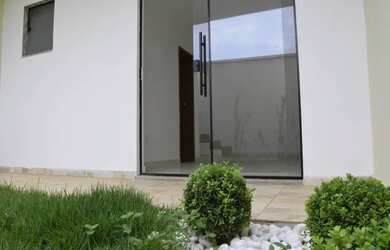 Imagem: A casa possui 3 Dormitórios, 3 Banheiros, 2 Vagas na garagem