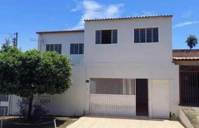 Imagem: A casa possui 3 Dormitórios, 2 Banheiros, 1 Vaga na garagem