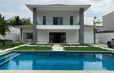 Imagem: A casa em condomínio possui 5 Dormitórios, 5 Banheiros, 1000m²