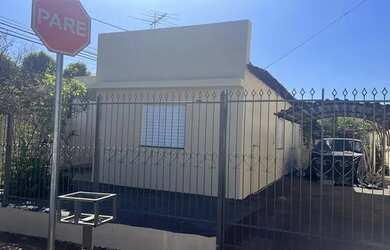 Imagem: A casa possui 3 Dormitórios, 2 Banheiros, 3 Vagas na garagem