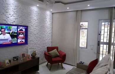 Imagem: A casa possui 3 Dormitórios, 2 Banheiros, 2 Vagas na garagem