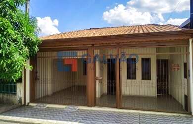 Imagem: A casa possui 3 Dormitórios, 1 Banheiro, 1 Vaga na garagem