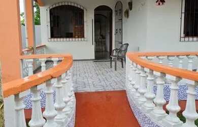 Imagem: A casa possui 2 Dormitórios, 4 Vagas na garagem e está localizado