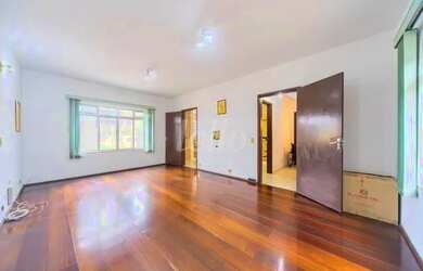 Imagem: A casa possui 3 Dormitórios, 4 Banheiros, 5 Vagas na garagem