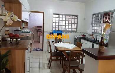 Imagem: A casa possui 3 Dormitórios, 3 Banheiros, 3 Vagas na garagem