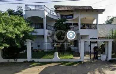 Imagem: A casa possui 5 Dormitórios, 1 Banheiro, 5 Vagas na garagem