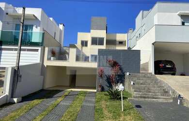 Imagem: A casa possui 3 Dormitórios, 1 Banheiro, 2 Vagas na garagem