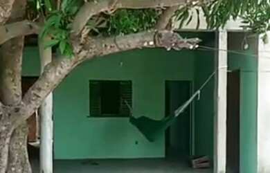 Imagem: A casa possui 3 Dormitórios, 1 Banheiro, 2 Vagas na garagem