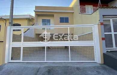 Imagem: A casa possui 3 Dormitórios, 2 Banheiros, 4 Vagas na garagem