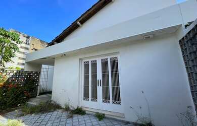 Imagem: A casa possui 4 Dormitórios, 4 Banheiros, 5 Vagas na garagem