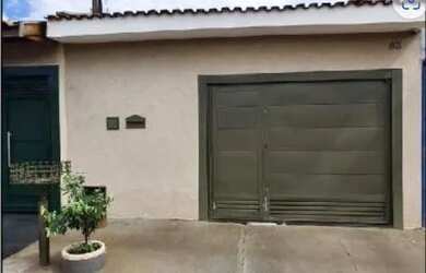 Imagem: A casa possui 2 Dormitórios, 1 Banheiro, 2 Vagas na garagem