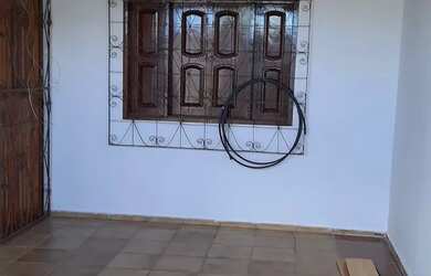 Imagem: A casa possui 3 Dormitórios, 2 Banheiros, 1 Vaga na garagem