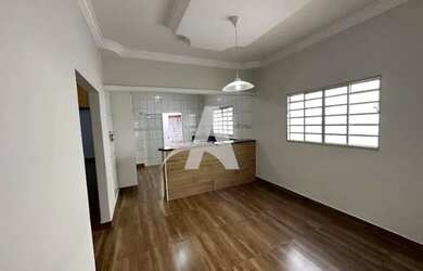 Imagem: A casa possui 3 Dormitórios, 2 Banheiros, 1 Vaga na garagem