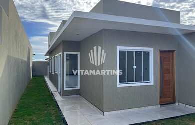 Imagem: A casa possui 3 Dormitórios, 2 Banheiros, 2 Vagas na garagem