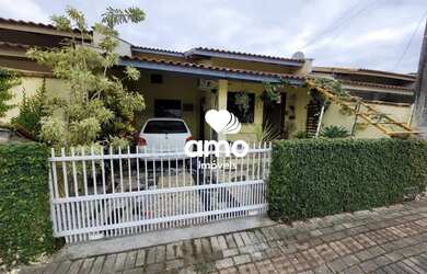 Imagem: A casa possui 2 Dormitórios, 1 Banheiro, 1 Vaga na garagem