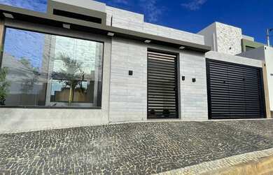 Imagem: A casa possui 3 Dormitórios, 3 Banheiros, 150m² de Área e