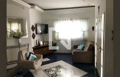 Imagem: A casa possui 4 Dormitórios, 5 Banheiros, 2 Vagas na garagem