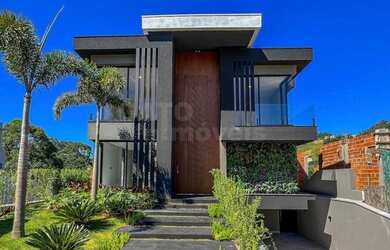 Imagem: A casa em condomínio possui 4 Dormitórios, 5 Banheiros, 5