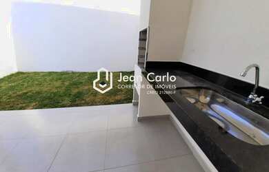 Imagem: A casa possui 3 Dormitórios, 2 Banheiros, 1 Vaga na garagem