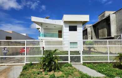 Imagem: A casa possui 4 Dormitórios, 5 Banheiros, 4 Vagas na garagem