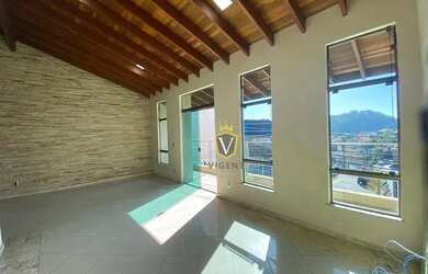 Imagem: A casa possui 3 Dormitórios, 2 Banheiros, 3 Vagas na garagem