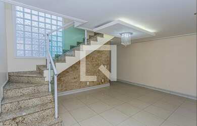 Imagem: A casa possui 3 Dormitórios, 4 Banheiros, 2 Vagas na garagem