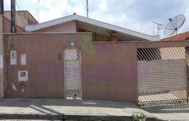 Imagem: A casa possui 3 Dormitórios, 1 Banheiro, 1 Vaga na garagem