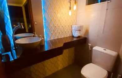 Imagem: A casa possui 3 Dormitórios, 2 Banheiros, 2 Vagas na garagem