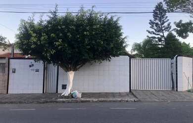 Imagem: A casa possui 3 Dormitórios, 2 Banheiros, 4 Vagas na garagem