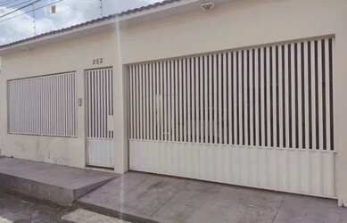 Imagem: A casa possui 3 Dormitórios, 2 Banheiros, 2 Vagas na garagem