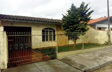 Imagem: A casa possui 3 Dormitórios, 2 Banheiros, 2 Vagas na garagem