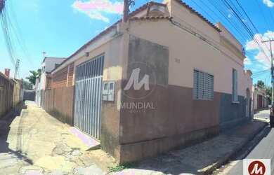 Imagem: A casa possui 3 Dormitórios, 1 Banheiro, 1 Vaga na garagem