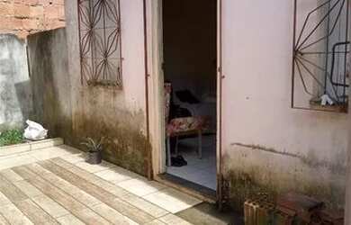 Imagem: A casa possui 2 Dormitórios, 1 Banheiro e está localizado