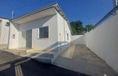 Imagem: A casa possui 2 Dormitórios, 1 Banheiro, 1 Vaga na garagem