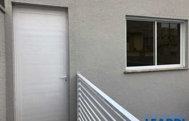 Imagem: A casa possui 2 Dormitórios, 1 Banheiro, 2 Vagas na garagem