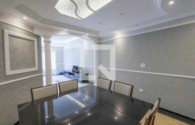 Imagem: A casa possui 4 Dormitórios, 5 Banheiros, 4 Vagas na garagem