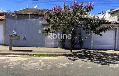 Imagem: A casa possui 3 Dormitórios, 1 Banheiro, 2 Vagas na garagem