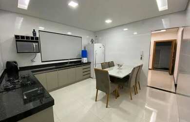 Imagem: A casa possui 2 Dormitórios, 1 Banheiro, 1 Vaga na garagem