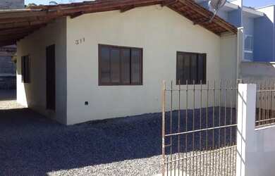 Imagem: A casa possui 2 Dormitórios, 1 Banheiro, 1 Vaga na garagem