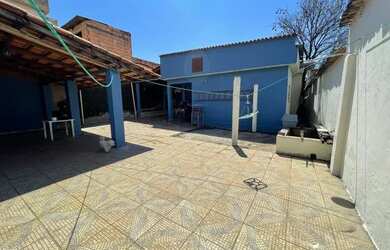 Imagem: A casa possui 5 Dormitórios, 4 Banheiros, 4 Vagas na garagem